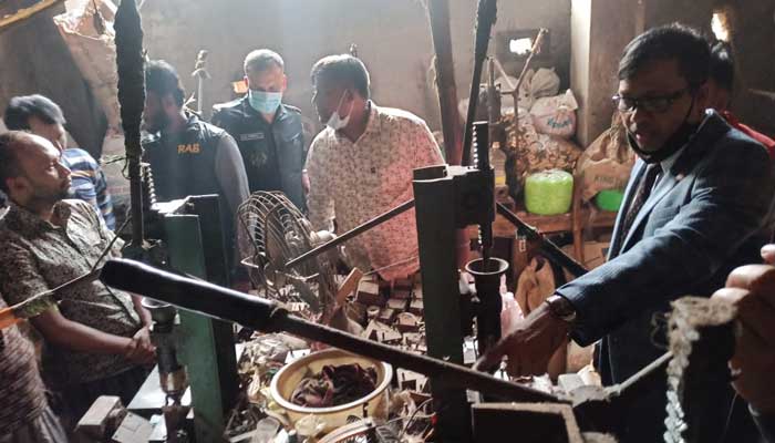 রাজধানীতে প্রায় সোয়া কোটি টাকার নকল ও ভেজাল প্রসাধনী উদ্ধার
