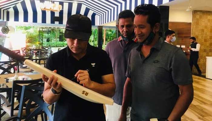 অপিকে শচিনের উপহার