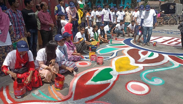 ২২ ঘন্টায় শেষ হলো ১০.৪ কিলোমিটার সড়কে আলপনা আঁকা