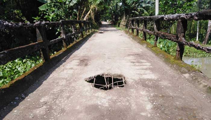 মির্জাগঞ্জে ঝুঁকিপূর্ণ ব্রিজ দিয়ে তিন গ্রামের মানুষের চলাচল