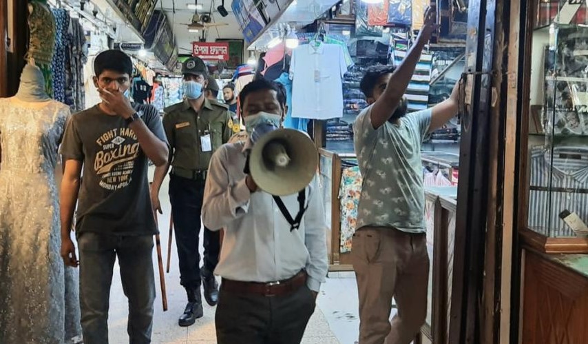 দোকানপাট রাত ৮ টার মধ্যে বন্ধ করতে ডিএসসিসির মাইকিং