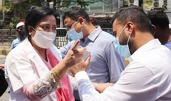 ‘চাহিবামাত্র’ পরিচয়পত্র দেখাতে হবে চিকিৎসকদের