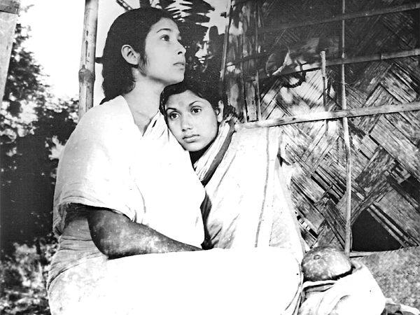 কবরী: যে হাসি চির অমলিন