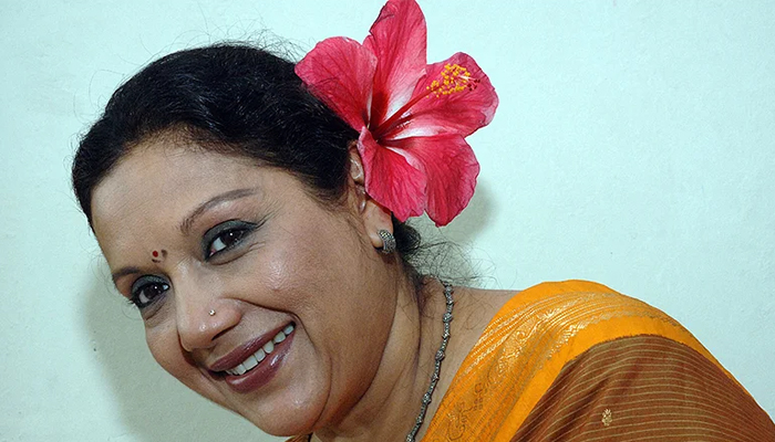 কবরী: যে হাসি চির অমলিন