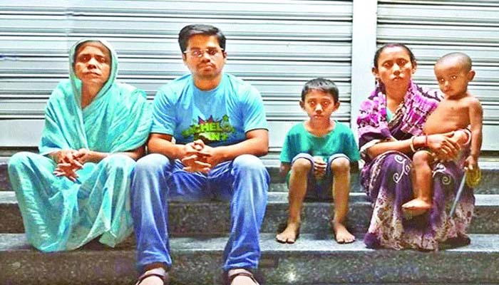 বাড়ি ভাড়া না দিতে পারায় ফুটপাতে রাত কাটলো