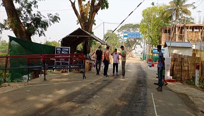 আখাউড়া স্থলবন্দর দিয়ে যাত্রী আসা অব্যাহত