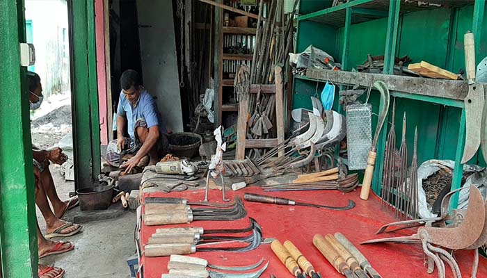 ব্যস্ত সময় পার করছেন মদনের কামারেরা