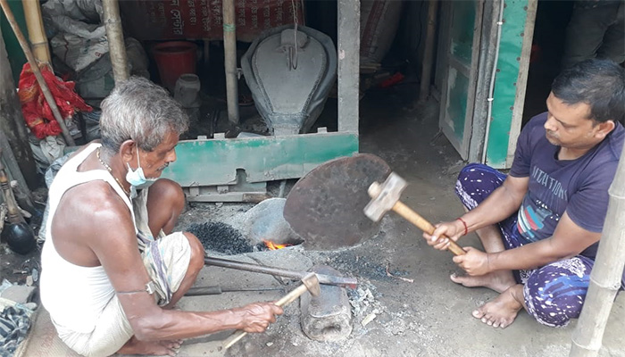 ঈদ ঘনিয়ে এলেও কামারশালায় টুং টাং শব্দ নেই