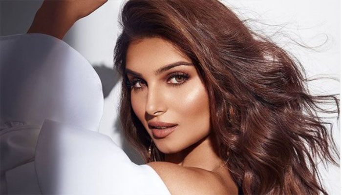 নেটিজেনদের ঘুম কেড়েছেন তারা সুতারিয়া