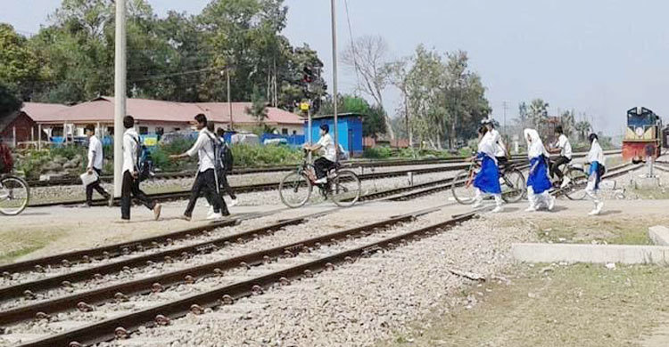 রেলের লেভেল ক্রসিং যেন মৃত্যুফাঁদ