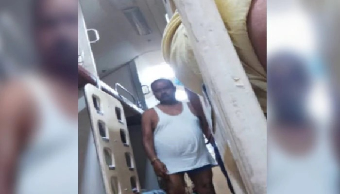 অন্তর্বাস পরে ট্রেনের কামরায় ঘুরছেন বিহারের বিধায়ক, ভাইরাল ছবি