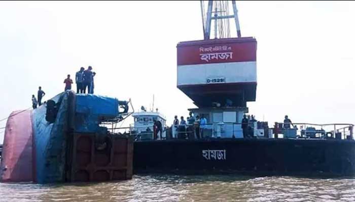 ৬০ টনের হামজা দিয়ে ‘হাজার টনের’ ফেরি তোলার চেষ্টা