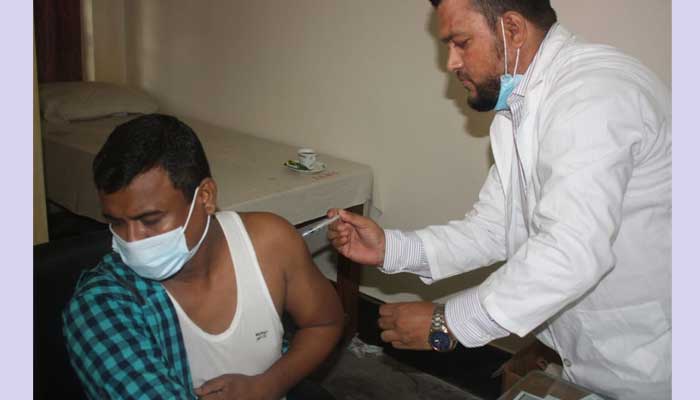 ঢাবির মেডিকেল সেন্টারে করোনার টিকা দেওয়া শুরু
