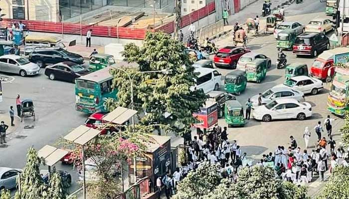 নাঈম হত্যার বিচার ও বাস ভাড়া অর্ধেকের দাবিতে অবরোধ