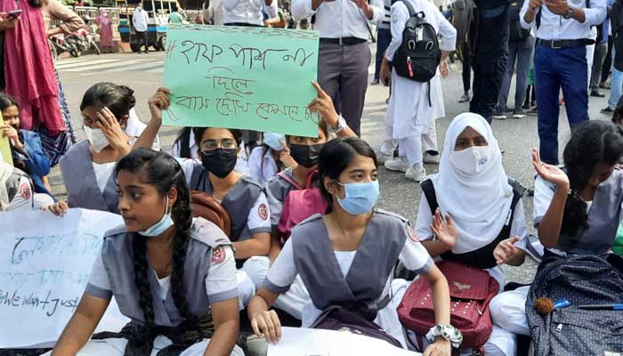 নাঈম হত্যার বিচার ও বাস ভাড়া অর্ধেকের দাবিতে অবরোধ