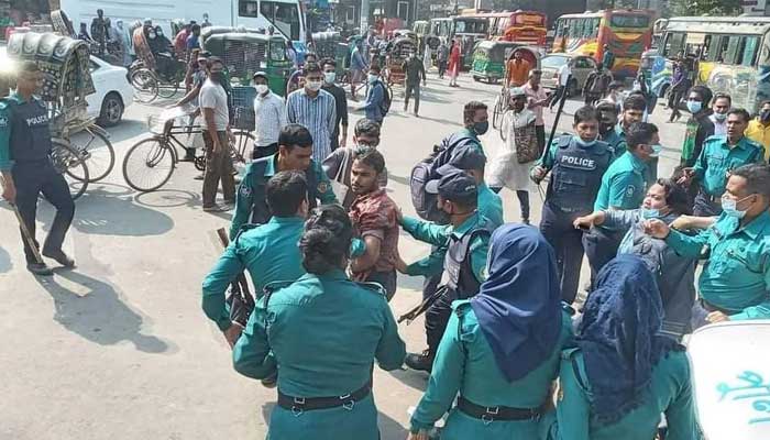 চট্টগ্রামে শিক্ষার্থীদের মানববন্ধনে পুলিশের লাঠিপেটা, থানায় ৪ জন