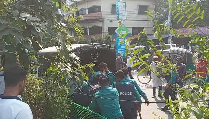 চট্টগ্রামে শিক্ষার্থীদের মানববন্ধনে পুলিশের লাঠিপেটা, থানায় ৪ জন