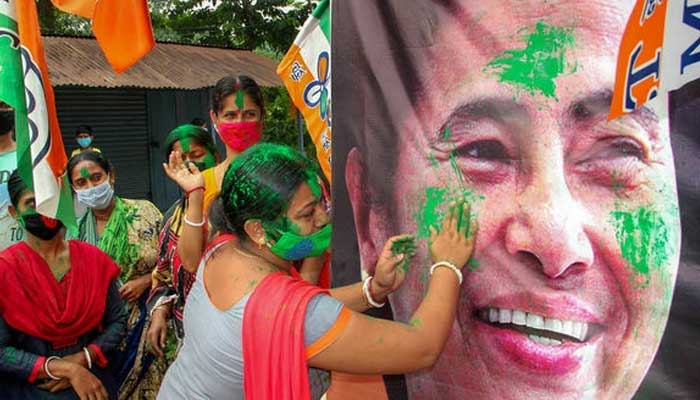 কলকাতার পৌর ভোটে তৃণমূল ঝড়, পিছিয়ে বিজেপি