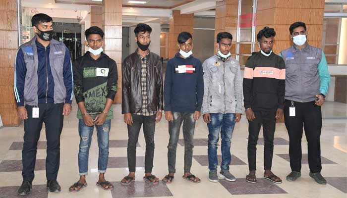 ইমো আইডি নিয়ে প্রতারক চক্রের ৫ জন গ্রেপ্তার