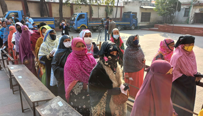 ইভিএমে ভোট দিয়ে খুশি ভোটাররা