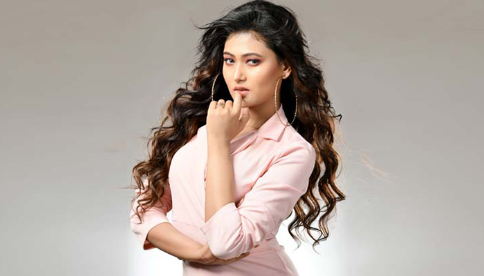 নিজের মতো চলতে চান অধরা