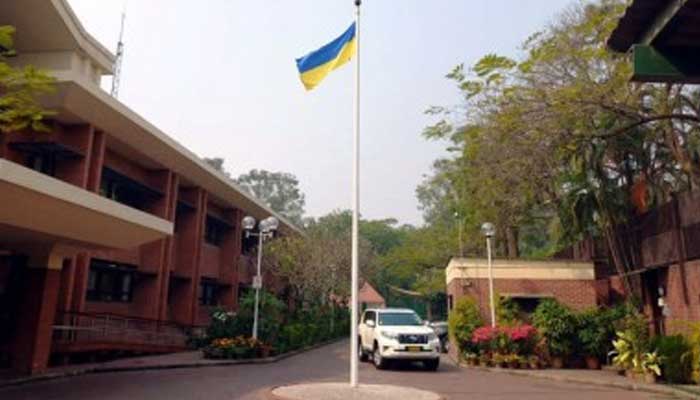 ঢাকায় ব্রিটিশ হাইকমিশনে উড়ছে ইউক্রেনের পতাকা