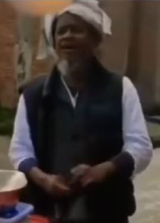 ‘বাদাম কাকু’কে টেক্কা দিতে বাজারে এখন ‘পেয়ারা কাকু’ (ভিডিও)