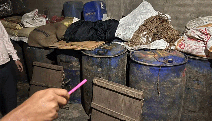 কবুতরের ফার্মে লুকিয়ে রাখা ২,৫০০ লিটার সয়াবিন তেল