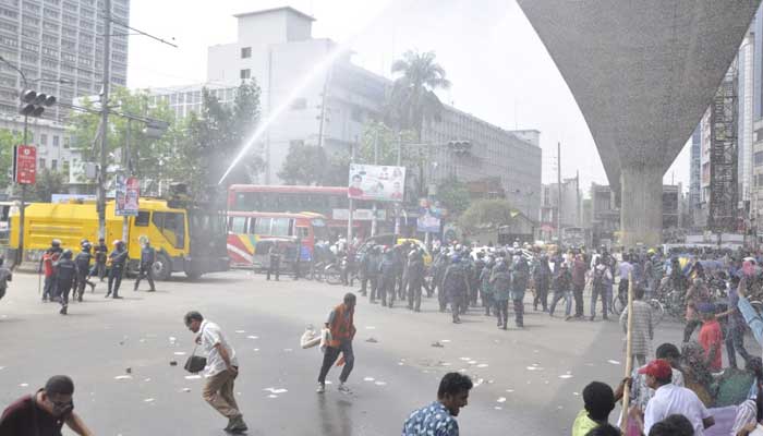 পল্টনে পিকেটারদের ওপর পুলিশের লাঠিচার্জ, আহত অর্ধশতাধিক