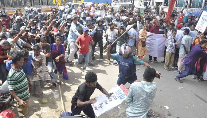 পল্টনে পিকেটারদের ওপর পুলিশের লাঠিচার্জ, আহত অর্ধশতাধিক