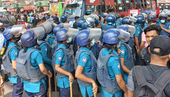 পল্টনে পিকেটারদের ওপর পুলিশের লাঠিচার্জ, আহত অর্ধশতাধিক