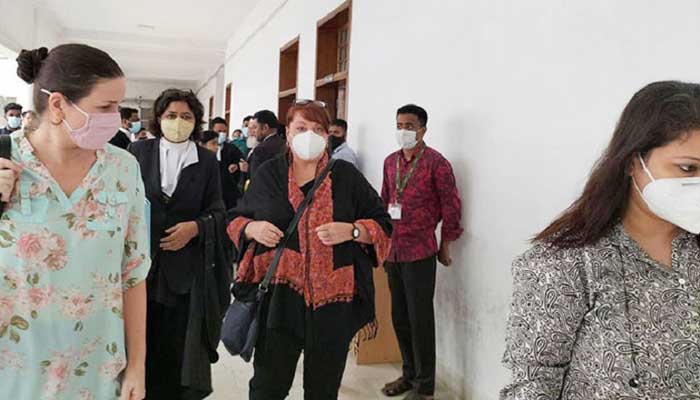 হাইকোর্টে চোখের জলে কানাডাগামী মেয়েকে বিদায় জানাল বাবা