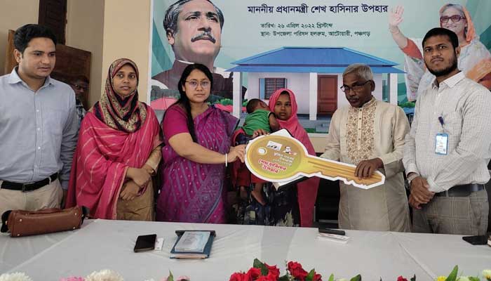আটোয়ারীতে প্রধানমন্ত্রীর উপহার পেয়ে খুশি ৫০ পরিবার