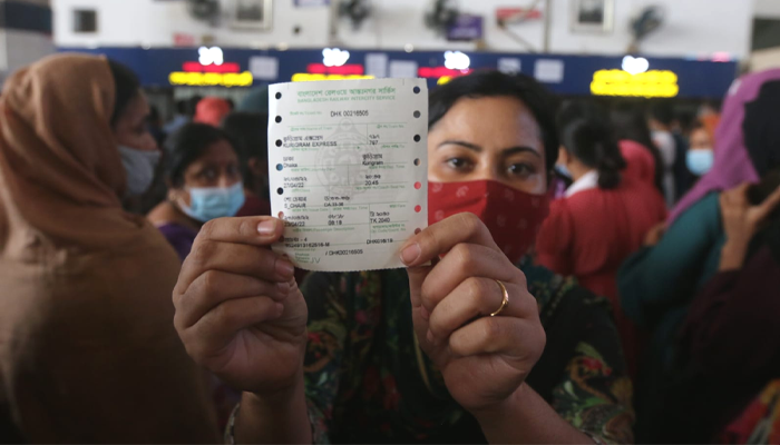 ট্রেনের অগ্রিম টিকিট বিক্রি শুরু, লোকে লোকারণ্য কমলাপুর