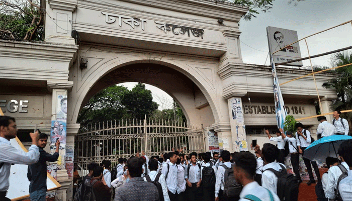 নিউমার্কেট থমথমে, পরিস্থিতি নিয়ন্ত্রণে বিপুল পুলিশ মোতায়েন