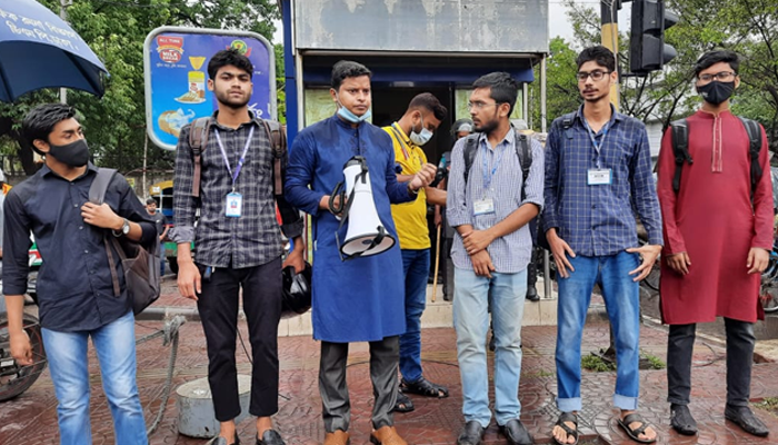 সন্ত্রাসীদের দৃষ্টান্তমূলক শাস্তিসহ চার দাবি শিক্ষার্থীদের (ভিডিও)