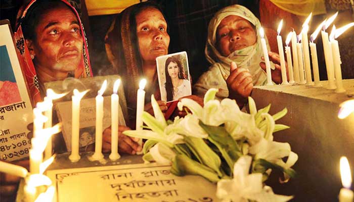 মোমবাতি জ্বালিয়ে রানা প্লাজায় নিহতদের স্মরণ