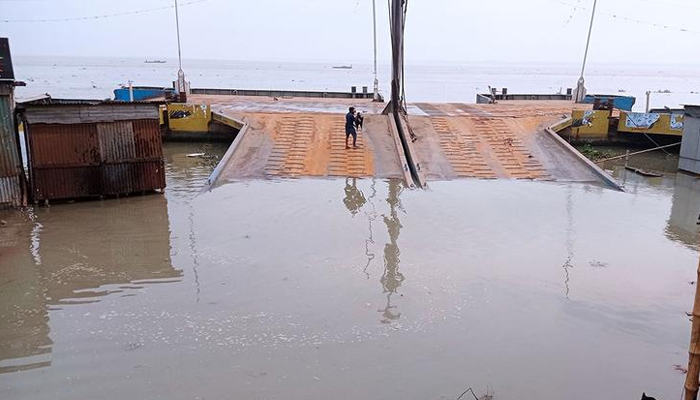 দৌলতদিয়ায় ফেরিডুবিতে ভোগান্তি, পারাপারের অপেক্ষায় যাত্রীরা