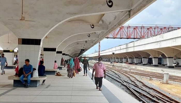 কমলাপুরে নেই যাত্রীর চাপ