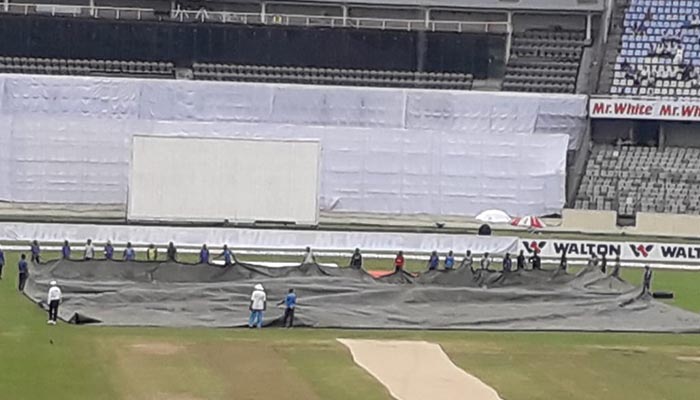বৃষ্টির পেটে গোটা এক সেশন