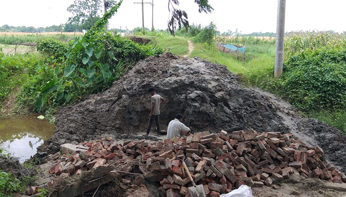 নির্মাণের এক মাসেই ভেঙে গেছে বক্স কালভার্ট
