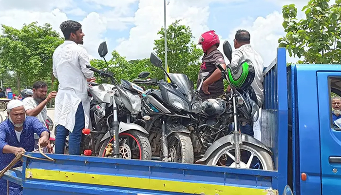 পদ্মা সেতুতে চলাচল বন্ধ, মোটরসাইকেল যাচ্ছে ফেরিতে