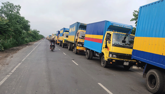 পদ্মায় পানিবৃদ্ধি: ফেরিতে ধীরগতি, দৌলতদিয়ায় ৫ কি.মি. যানজট