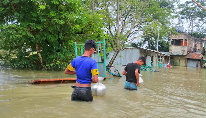 বন্যায় বিদ্যুৎহীন শান্তিগঞ্জে হারিকেন-মোমবাতির আলোই এখন ভরসা