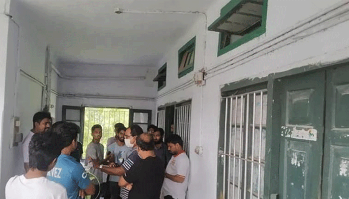 রাবিতে গভীর রাতে শিক্ষার্থীকে বের করে দিল ছাত্রলীগ