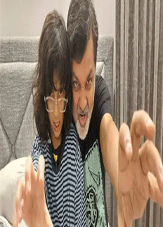 সৃজিতকে প্রিয় গোয়েন্দা চরিত্র এঁকে উপহার ‘মেয়ে’ আয়রার