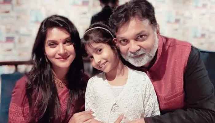 সৃজিতকে প্রিয় গোয়েন্দা চরিত্র এঁকে উপহার ‘মেয়ে’ আয়রার