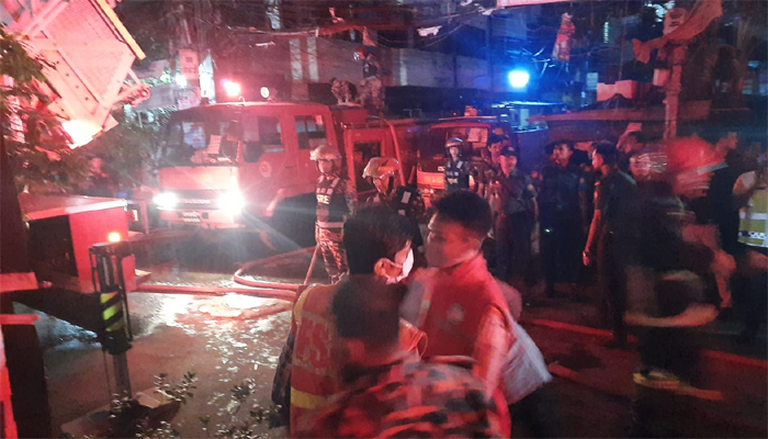 বিজয়নগরে ইলেকট্রনিক্স শোরুমে ভয়াবহ আগুন, নিয়ন্ত্রণে ১৩ ইউনিট