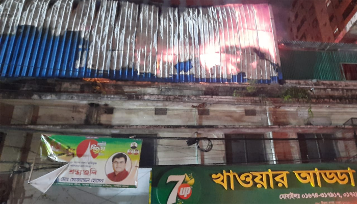 বিজয়নগরে ইলেকট্রনিক্স শোরুমে ভয়াবহ আগুন, নিয়ন্ত্রণে ১৩ ইউনিট