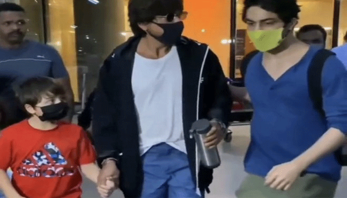 সেলফি তোলায় মেজাজ হারালেন শাহরুখ, শান্ত করলেন আরিয়ান
